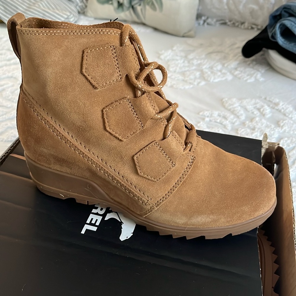 NWT lace up Joan of arctic boot, includes box, box is broken